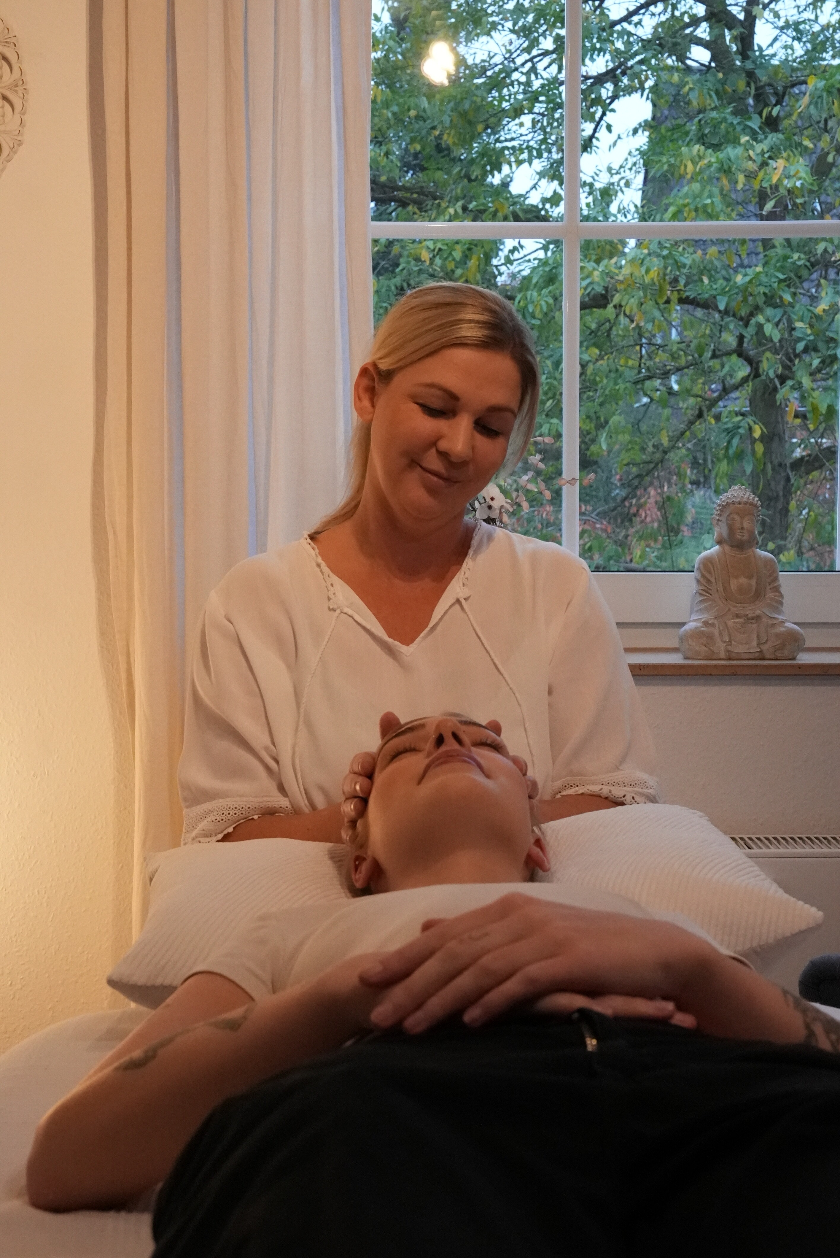 Yvonne Brummelte bei einer Reiki-Anwendung, Handauflegen von vorne